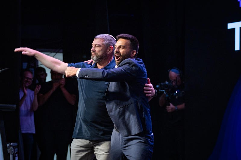 Офер Винтер и Йосеф Хаддад на церемонии запуска партии «Амха Исраэль».