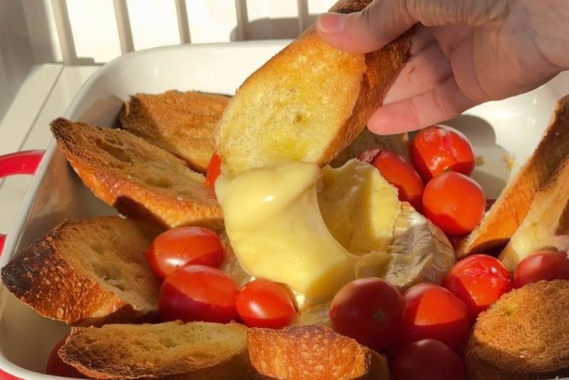 апечённый камамбер с багетом и томатами черри