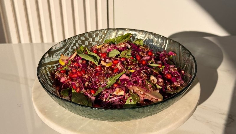 Салат с киноа, яблоком, гранатом и миндалём